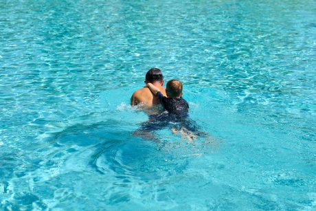 Family Swimming Classes, plavanie-papa-i-syn-phuket-P1811400